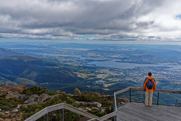 Fototapeta na wymiar Blick auf Hobart vom Aussichtspunkt auf Mount Wellington, Hobart, Tasmanien, Australien