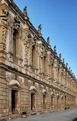 Fototapeta premium Parete villa con statue e sculture