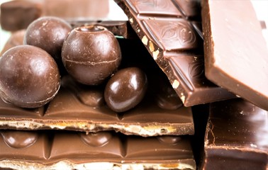 chocolate with nuts, chocolate,food,sweet,brown,dessert,bar,cocoa,nut,black,dark,milk,block,sugar,gourmet,tasty,closeup,delicious,coffee