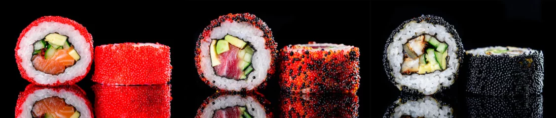 Crédence de cuisine en verre imprimé Bar à sushi rouleau de sushi au caviar sur un gros plan de fond sombre