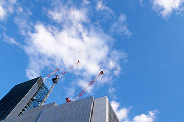 建設中のビルと空
