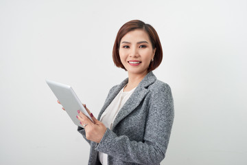 Fototapeta premium młoda biznesowa kobieta z cyfrowym tabletem w holu urzędu