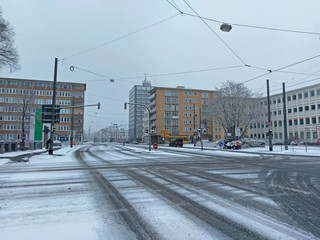 Kreuzung im Schnee mit Fahrzeugspuren
