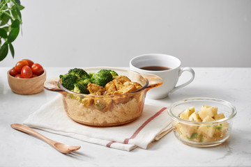 Lunch Rice topped with stir-fried chicken and broccoli, Coffee in the daytime