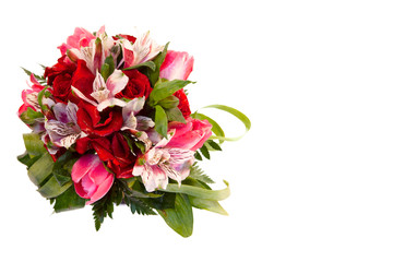 ramo de novia de rosas, tulipán y alstroemeria en fondo blanco