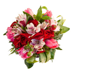 ramo de novia de rosas, tulipán y alstroemeria en fondo blanco