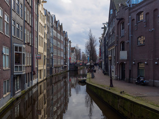 Edificios de Amsterdam reflejados en el canal