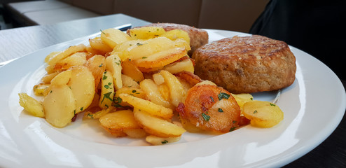 Gebratene Frikadellen Bouletten mit Bratkartoffeln und Senf