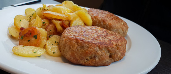 Gebratene Frikadellen Bouletten mit Bratkartoffeln und Senf