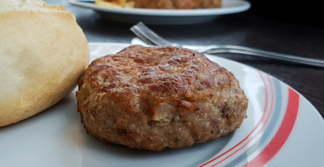 Frikadelle mit Brötchen im Imbiss