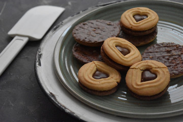 Plato con muchas galletas, galletas de chocolate, espátula de repostería 
