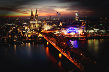 Fototapeta na wymiar Kölner Dom am Abend aus dem Panorama Plattform