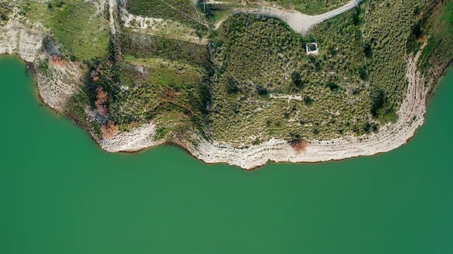 vista aerea del lago tra ambiente e natura