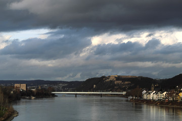 Obraz premium Pfaffendorfer Brücke über den Rhein in Koblenz - Stockfoto