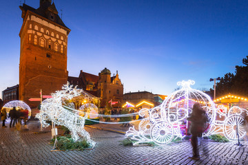 Obraz premium Architecture of the old town in Gdansk at dusk with christmas lights, Poland