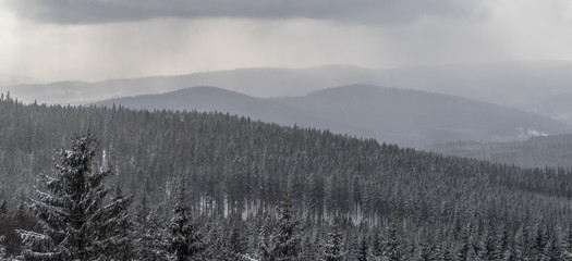 Winterpanorama. Winterstraße. Winterurlaub. Winterparadies. Österreich. Italy. Deutschland. Russland.