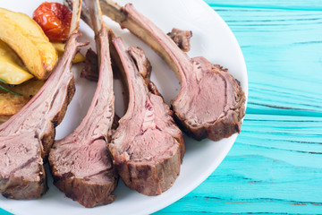 Grilled rack of lamb with potatoes