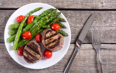 Grilled filet mignon with asparagus and tomatoes