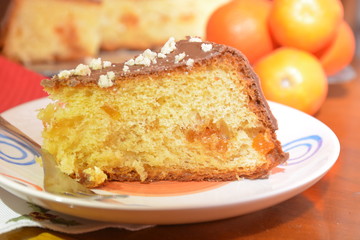 deliziosa fetta di torta con crema di mandarini cioccolato al latte e granelli di biscotti al latte