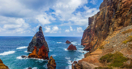 Kliffküste mit steilen Felsen im Sommer auf Madeira in Portugal 