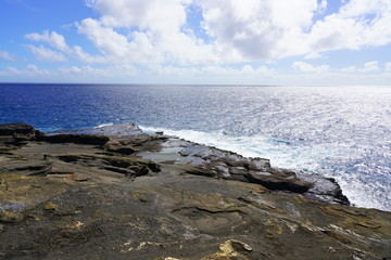 Fototapeta na wymiar View of the Pacific Ocean crashing onto lava rocks at Hanauma Bay on the south-eastern shore of Oahu, Hawaii