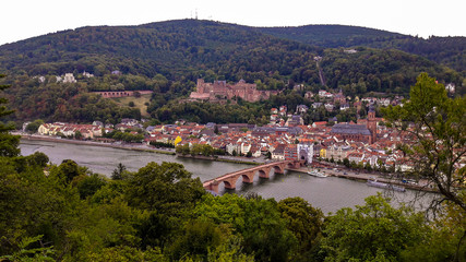 Fototapeta na wymiar Heidelberger Schloss mit Neckar Panorama