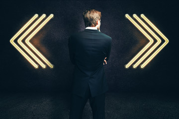 Geschäftsmann muss sich für eine Richtung entscheiden 