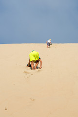 Obraz premium young boys running on the sand dune