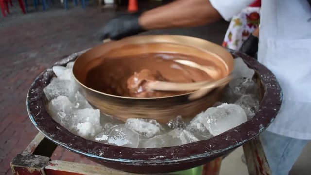 Preparaci&oacute;n de helado en sart&eacute;n o paila