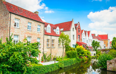 Obraz premium Beautiful canal and traditional houses in the old town of Bruges (Brugge), Belgium