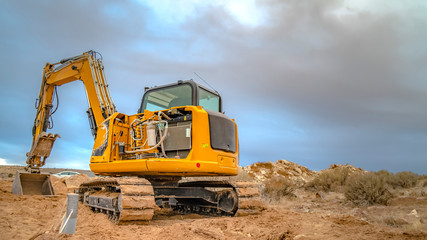 Obraz premium Excavator tractor seen from back with empty sky