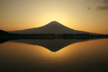 田貫湖から見た朝の神々しい富士山