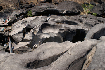 rocks in desert © Eduardo