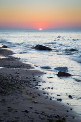 Sonnenuntergang am Meer mit Strand