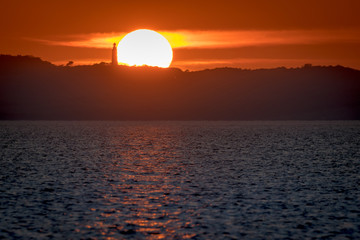Sonnenuntergang über Insel Hiddensee und Leuchtturm Dornbusch