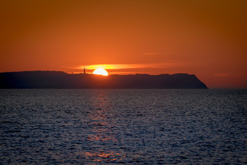 Obraz premium Sonnenuntergang über Ostsee Insel Hiddensee mit Leuchtturm Dornbusch