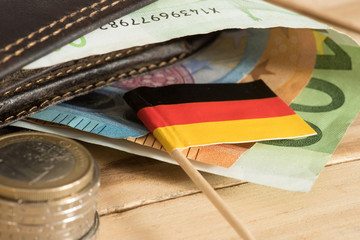 Flagge von Deutschland, eine Geldbörse und Euro Münzen und Geldscheine
