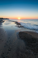 Sonnenuntergang über dem Strand am Meer