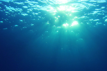 Fototapeta na wymiar Sunlight underwater 