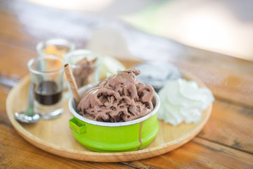 The background of the chocolate ice cream, decorated with colorful cups, modern and traditional design together, is a menu for customers to choose and take pictures before eating