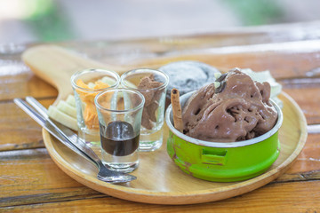 The background of the chocolate ice cream, decorated with colorful cups, modern and traditional design together, is a menu for customers to choose and take pictures before eating