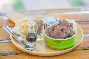 The background of the chocolate ice cream, decorated with colorful cups, modern and traditional design together, is a menu for customers to choose and take pictures before eating