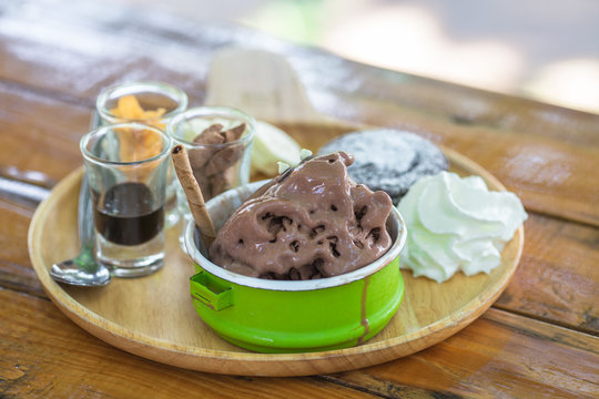 The background of the chocolate ice cream, decorated with colorful cups, modern and traditional design together, is a menu for customers to choose and take pictures before eating