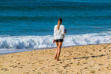 Femme sur la plage de Hossegor, landes, Nouvelle-Aquitaine, France.