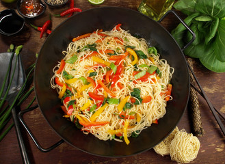 Wok mit Nudeln und Gemüse