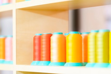 カラフルなミシン糸
