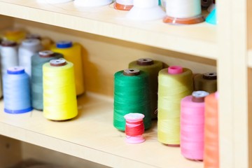 カラフルなミシン糸