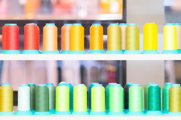 カラフルなミシン糸