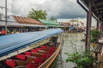 Fototapeta na wymiar Beautiful view from Amphawa Floating market in holiday time.Amphawa Floating market is very Famous Street food travel destination in thailand