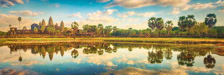 Fototapeta premium Świątynia Angkor Wat o zachodzie słońca. Siem Reap. Kambodża. Panorama